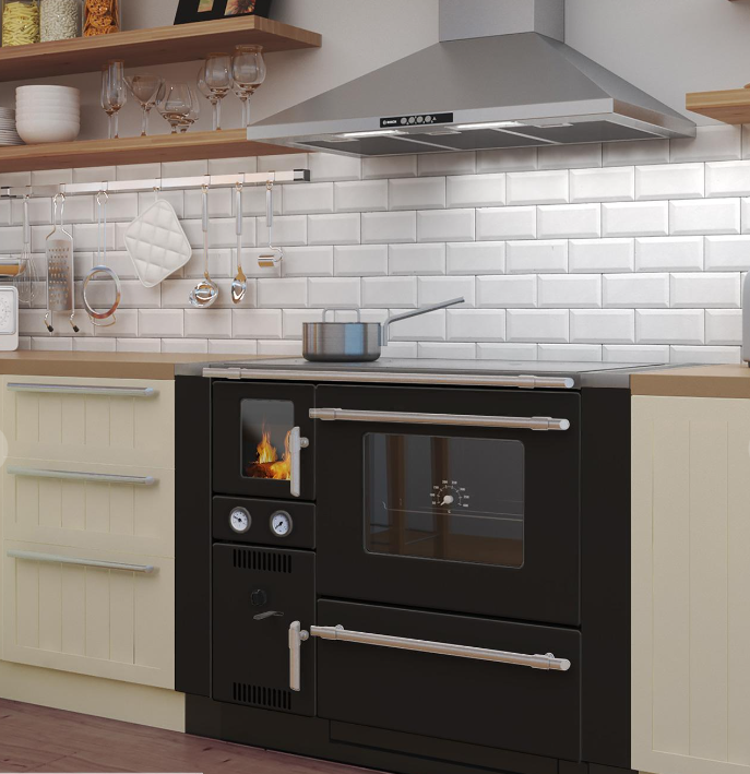 Insertable de la marca Rizzoli encendido de frente en un salón acogedor