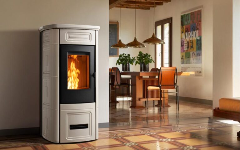 Estufa de pellets Piazzetta P931 R, diseño clásico y romántico con Mayólica redondeada y sistema Multifuoco.