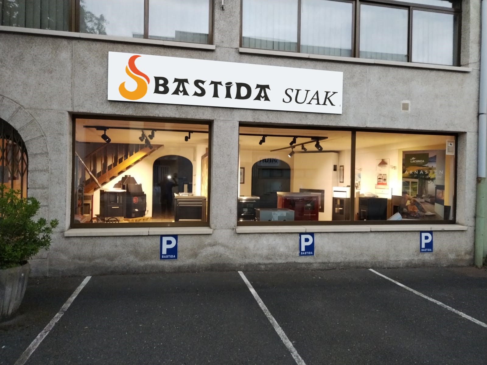 Tienda Bastida Suak en Azpeitia. Venta, Instalación y mantenimiento de chimeneas, cocinas y estufas en Gipuzkoa.